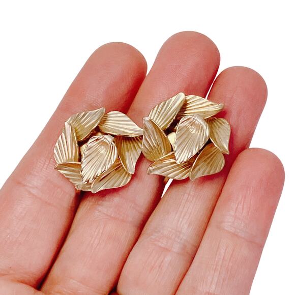 Vintage Signed Star Mid Century Gold Tone Layered Leaf Cluster Clip On Earrings - Picture 3 of 11